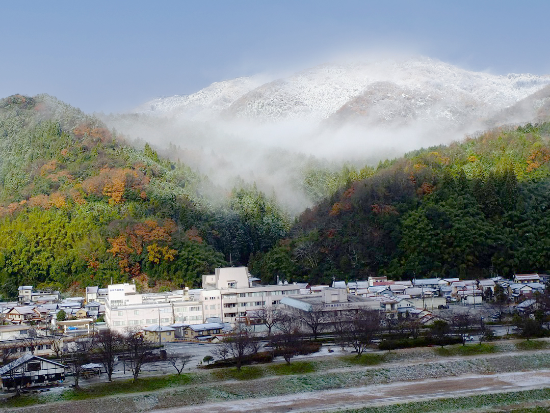 尼子の居城月山富田城跡から毛利の拠点京羅木山を望む（2021.1月）