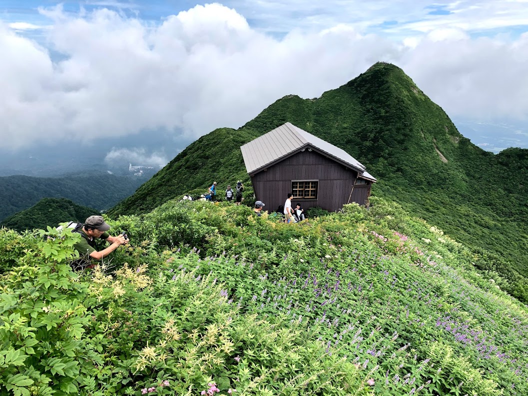大山ユートピア小屋付近と三鈷峰（2020.8月）